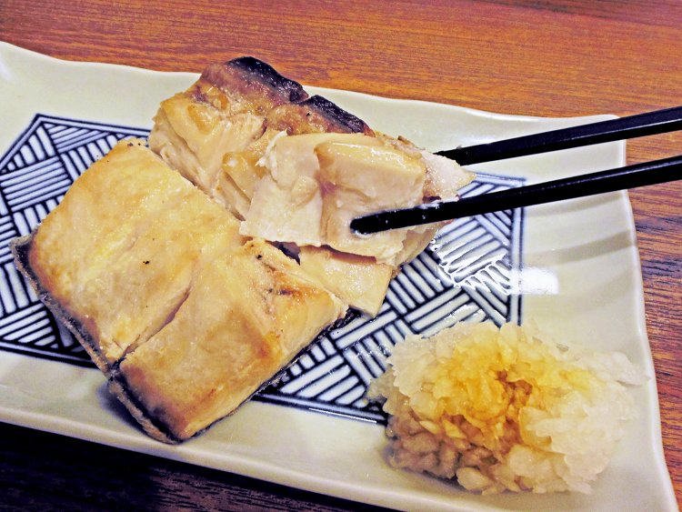 こんがり熱々のハラスの香ばしい匂いに食欲をそそられる。