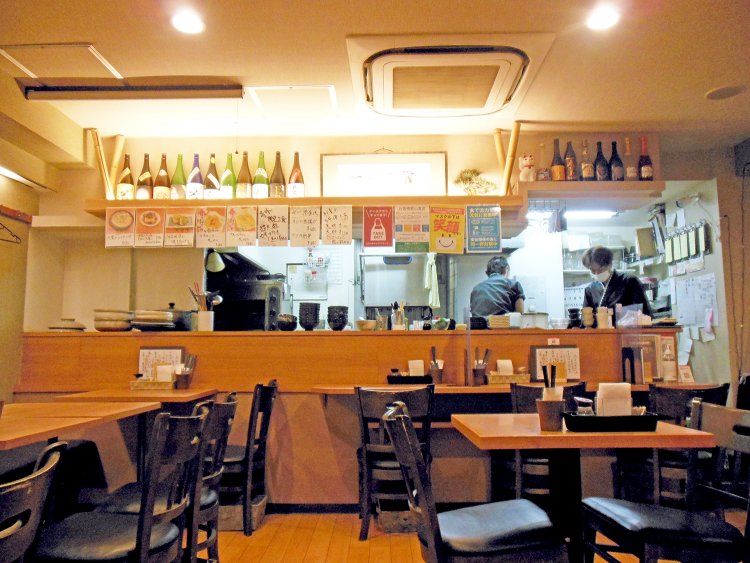 こざっぱりとした店内に、お一人様席が厨房の前に3席、壁際に2席。テーブルは12席。