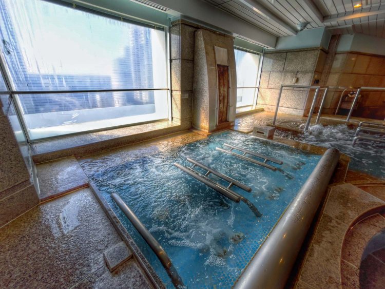 林立するビル群の景色を一望できるレディーススパ。ウォームベッドやウォームチェアも備える。