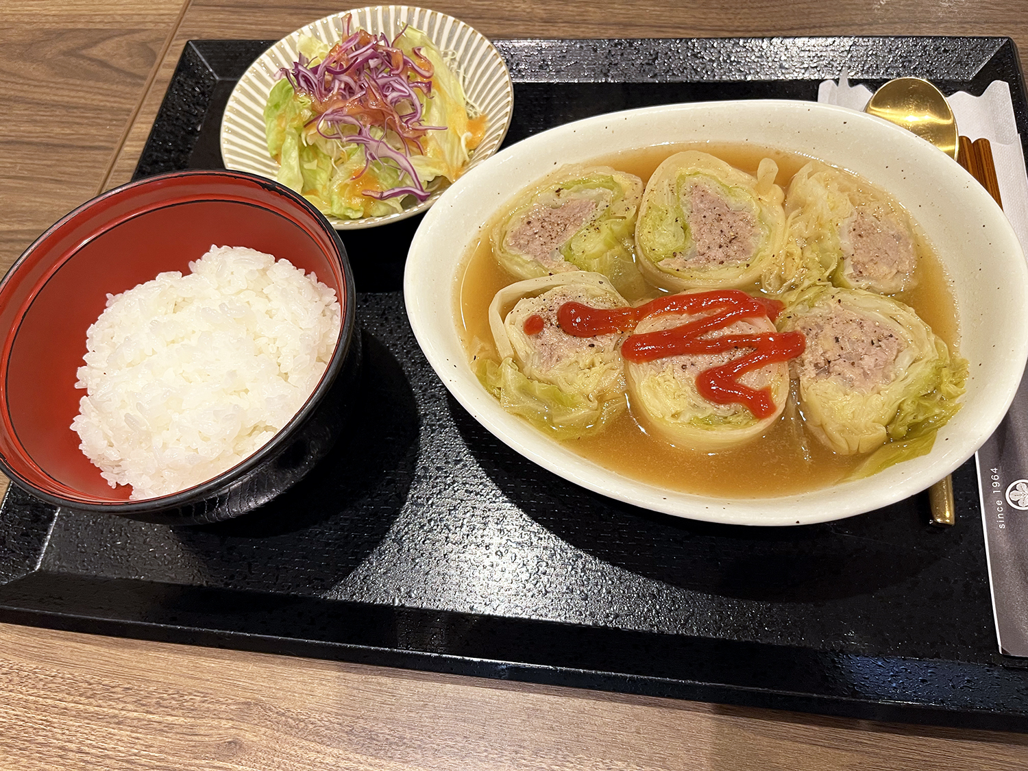 スプーンとお箸で食べるロールキャベツ1100円。