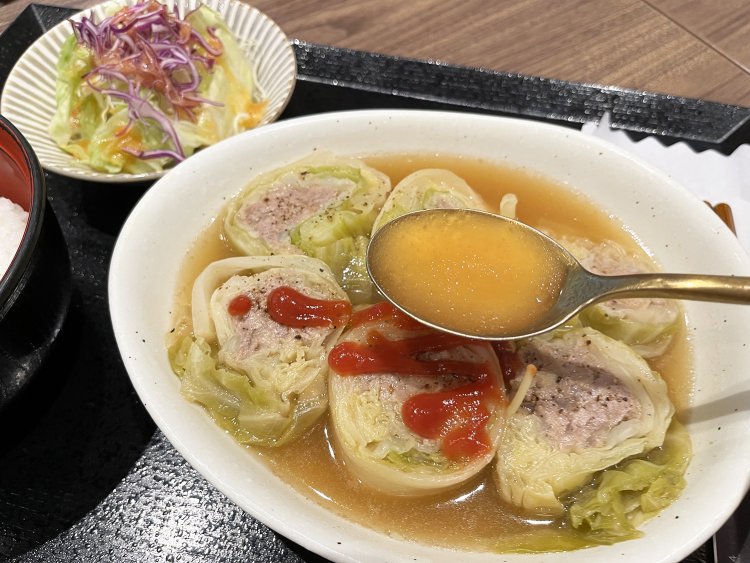 肉とキャベツの旨味が溶け込んだコンソメスープ。これがご飯に合う！