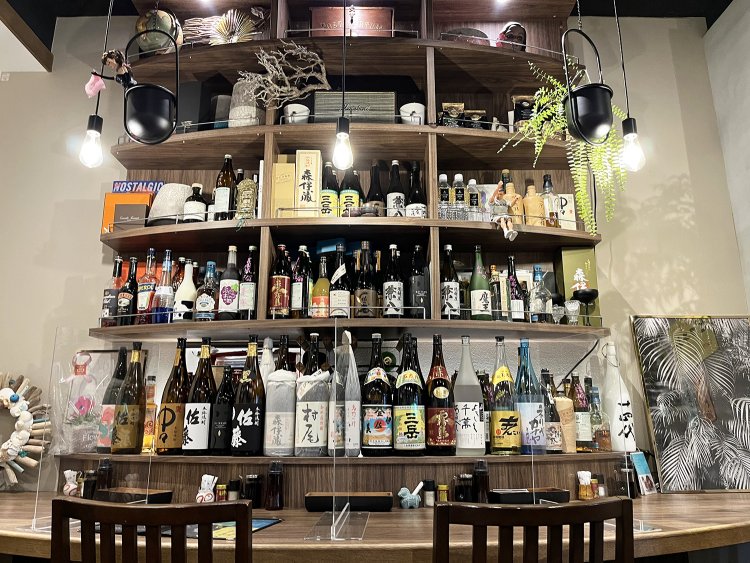 銘酒のラベルもいいつまみに！　日本酒の話をタネに飲むと盛り上がりそう。