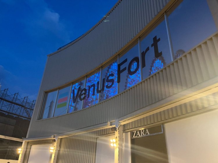 観覧車の光が切なく写っている。