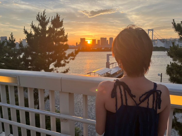 平日の夕方は人も少なくて落ち着いて夕陽を楽しめる。