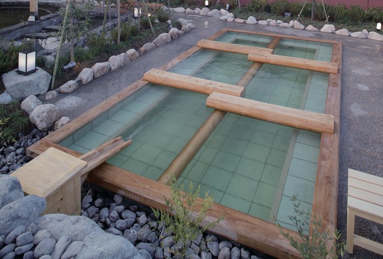 湯船が丸太で仕切られた湯畑。