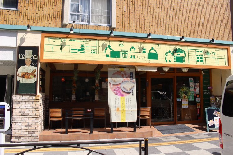 『かめぱん向島店』は外のテラスで焼き立てパンが食べられる。