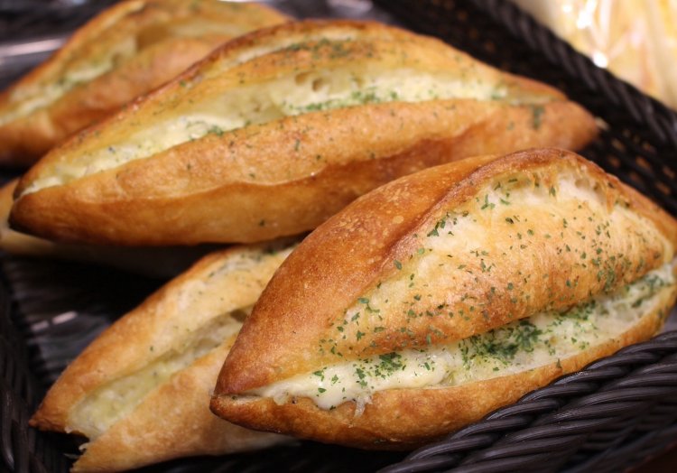 しらすチーズフランス283円は、かなりなボリューム。しょうゆが隠し味になっている。