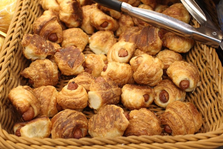 量り売り10グラム25円のミニウィンナークロワッサンは、パクパクいっちゃう危険な食べもの。