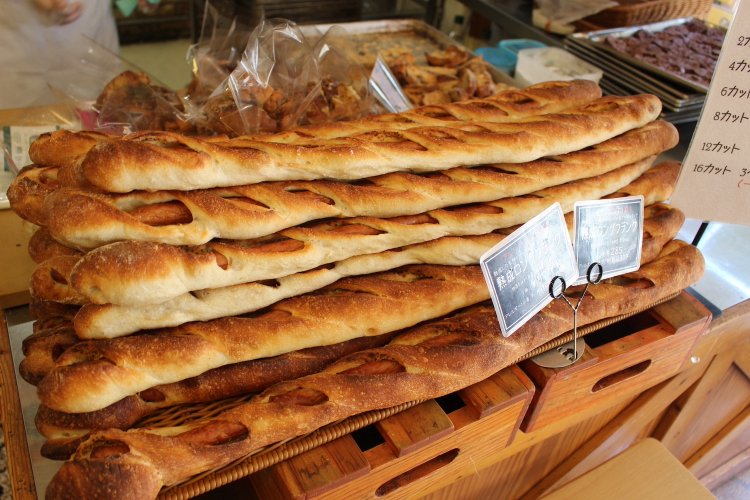 人気メニューの熟成ロングフランス。向島店と立花本店では、向島店のほうが長くなっている。