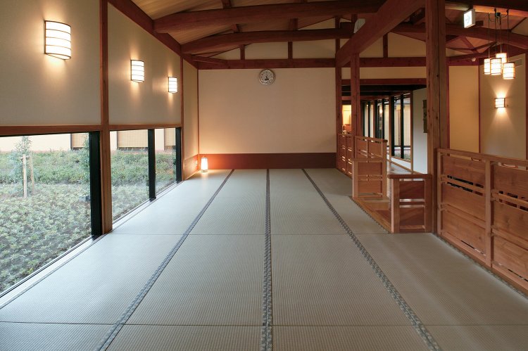 中庭が見える寝ころび処。暗めの照明で落ち着いた雰囲気。