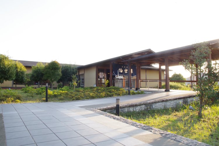 回りに高い建物がなく、空が大きく開けているのが魅力的。