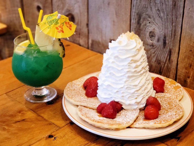 ヴァージンブルーハワイ 770円。ストロベリー、ホイップクリームとマカダミアナッツ 1380円。