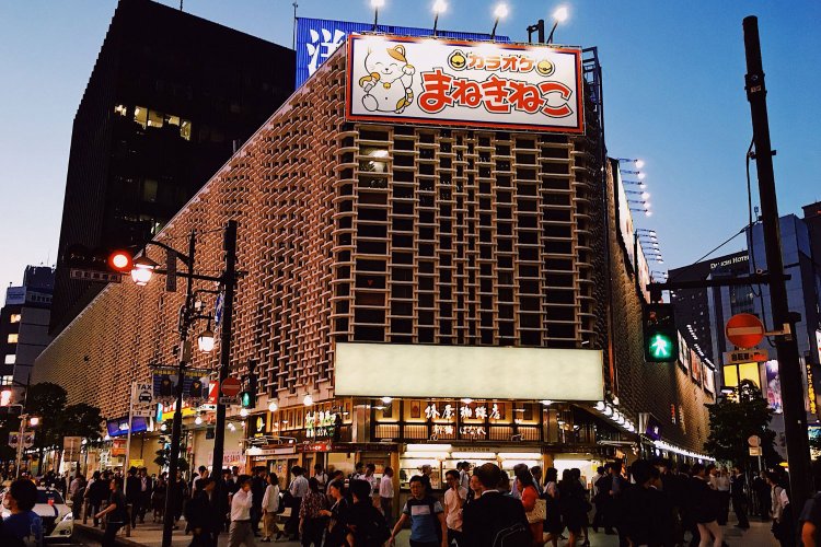 ニュー新橋ビル前、歴史的存在としての「靴磨き」職人