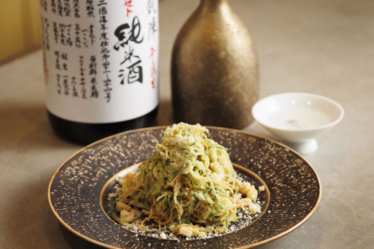 和牛センマイとクルミのサラダ990円、「悦凱陣」1合1260円。