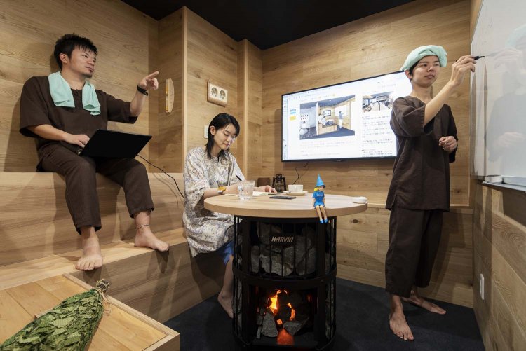 4〜5人にてミニ会議や雑談ができ、ホワイトボードや大型ディスプレイも設置する「ミーティングチャットルーム」。©コクヨ株式会社