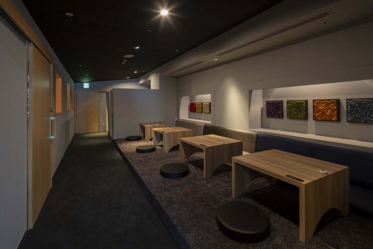 空気清浄効果のあるノルウェー産の苔が飾られ、食事や休憩しながら仕事もできる「ごろごろスペース」。