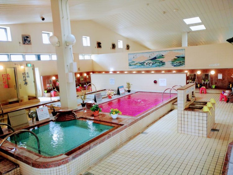 手前はアツ湯、ピンクの湯はRELAX人肌の湯。浴室中央に浴槽が集まっているのでハシゴ湯をしやすい。