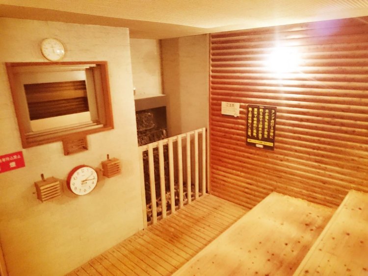 男湯のアロマサウナ。1時間に1回、焼けたサウナストーンに水が落ち、オートロウリュウが体感できる。