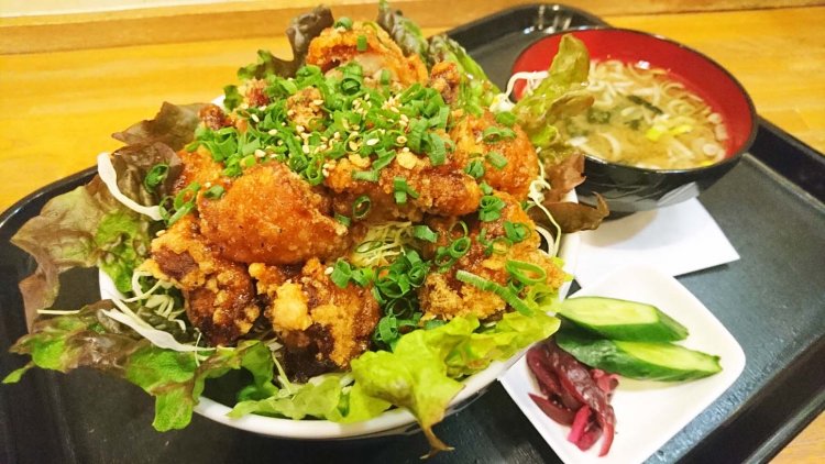 丼からはみだし、てんこ盛りになったから揚げ。サウナでたっぷり汗をかいたあとでないと食べきれないかも。