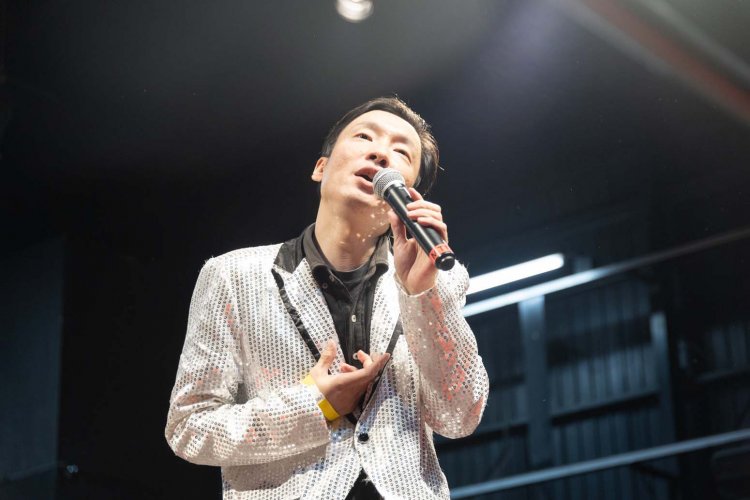 日本でただ一人のサウナ歌謡歌手・大西一郎さん。自ら店長を務める「癒し處 ケアケア」で歌を披露するときもあるという。