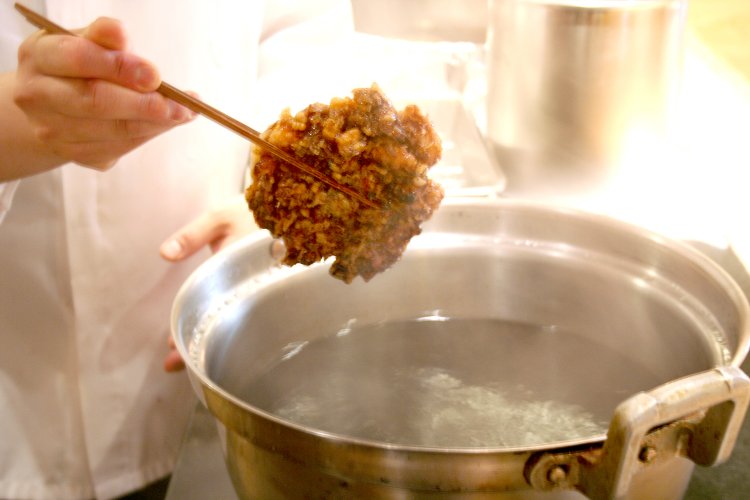 丼つゆがぎゅっとしみこんだかき揚げ。これぞ江戸前天丼！　お互いの高い温度で余計な油を弾き、いい具合に仕上がる。これも熟練の技だ。