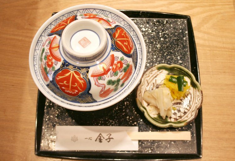 ふた付きの陶器のどんぶりで登場。ふたをして少し蒸らすのも江戸前の伝統。