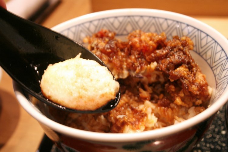 まるっとしたフォルムが可愛らしい半熟卵の天麩羅120円。