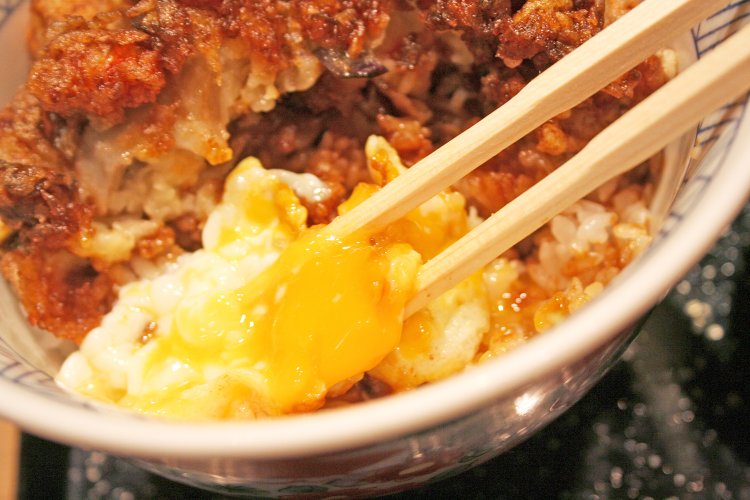 食べ進める途中で卵を崩すと全体がマイルドになって、またお箸が進んでしまう。