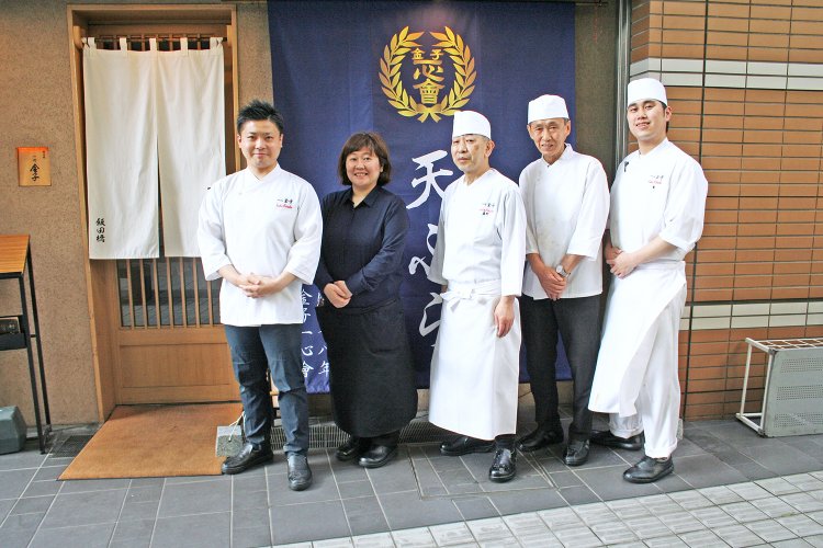 左から一心会4代目の金子将之さん、将之さんのお姉様で店長の金子恵美さんと板場を守る熟練の職人さんたち。