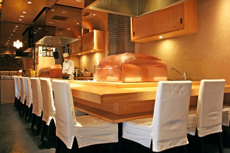 熟練の職人技を目の前で見られるカウンター席が10席。