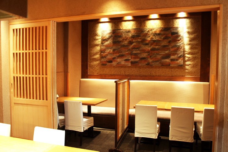 グループでゆったり過ごせるテーブル席もある。