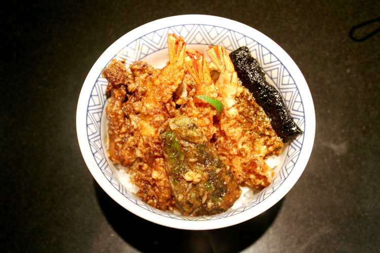 2015年のオープンの際に無料で提供した名物・金子の天丼。海老が3本とイカのかき揚げ、まいたけやピーマンなどの天麩羅が乗る超お得な一品。