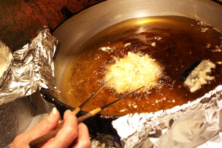 タネを油にスッと落としただけのように見えたが、この時点で丼にジャストサイズで成形されているのは見事。