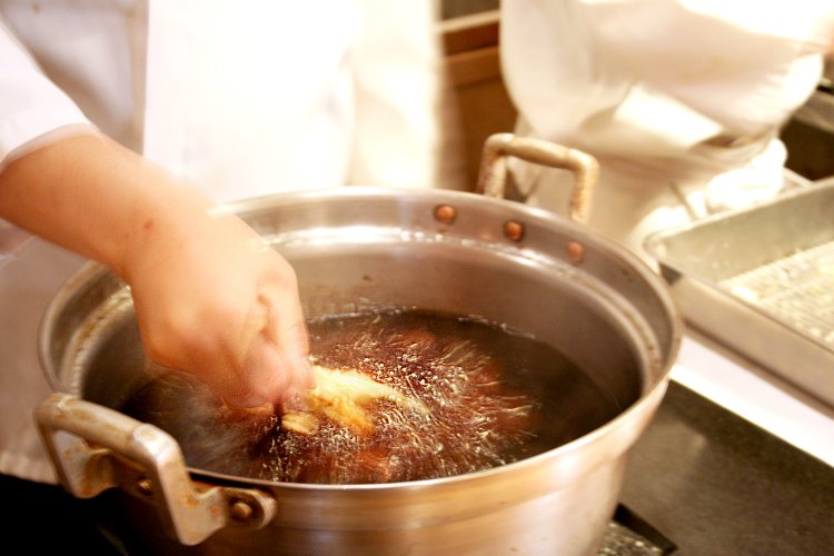 揚げたての天麩羅を熱々の丼つゆにくぐらせる。ジュジュジュッ！　という音とともに立ち上る湯気。