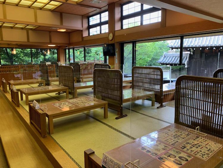 周囲の雄大な自然を見渡せる食事処 麒麟亭。そばをはじめ、好みの食事やドリンクでひと休みできる。