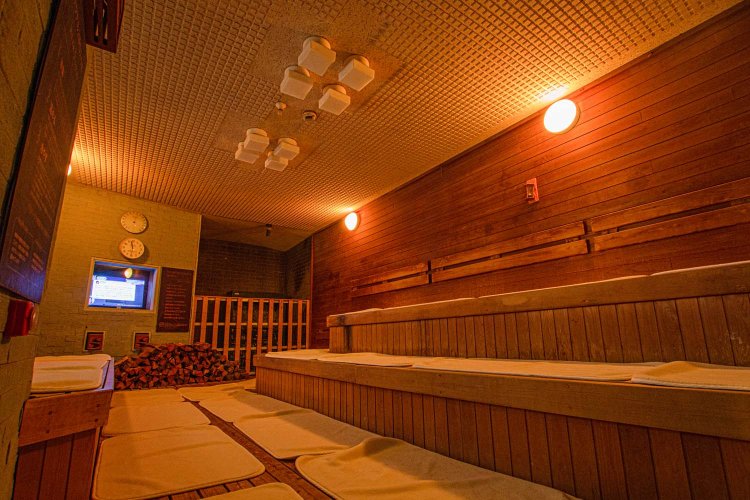 男性80℃ 、女性 70℃に保たれ、自動熱波装置オートロウリュを完備する。