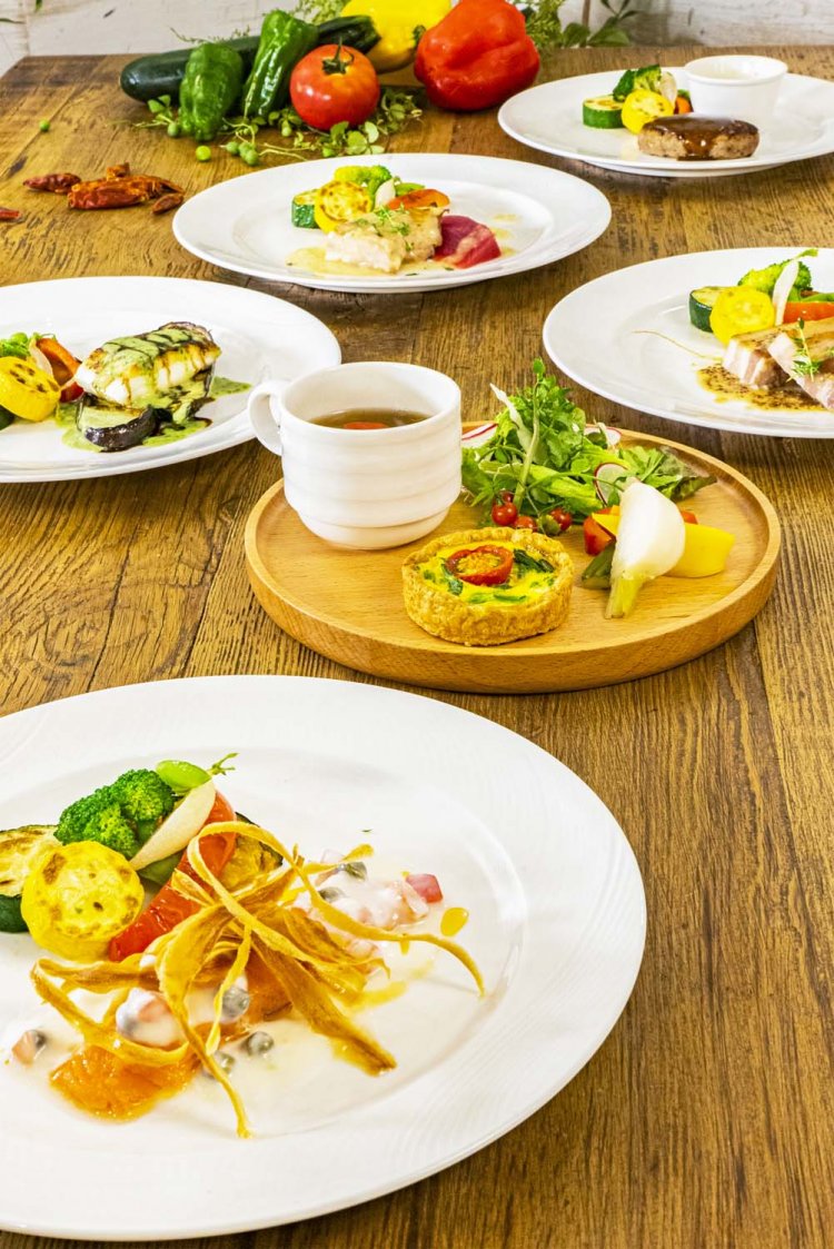 サーモンや武州豚のコンフィ、真鯛のポワレなど5種類のメインから選べるセットメニュー1738円。