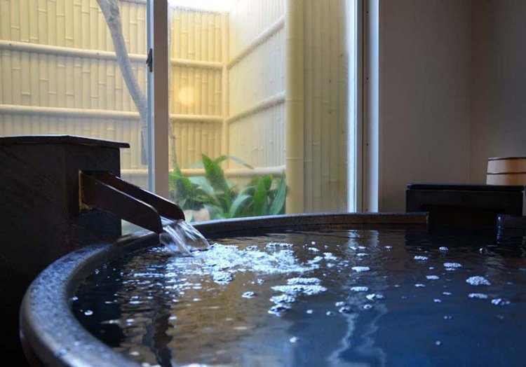 部屋ごとに檜造りの樽風呂や陶器風呂など、趣が異なる湯船がある貸切風呂。