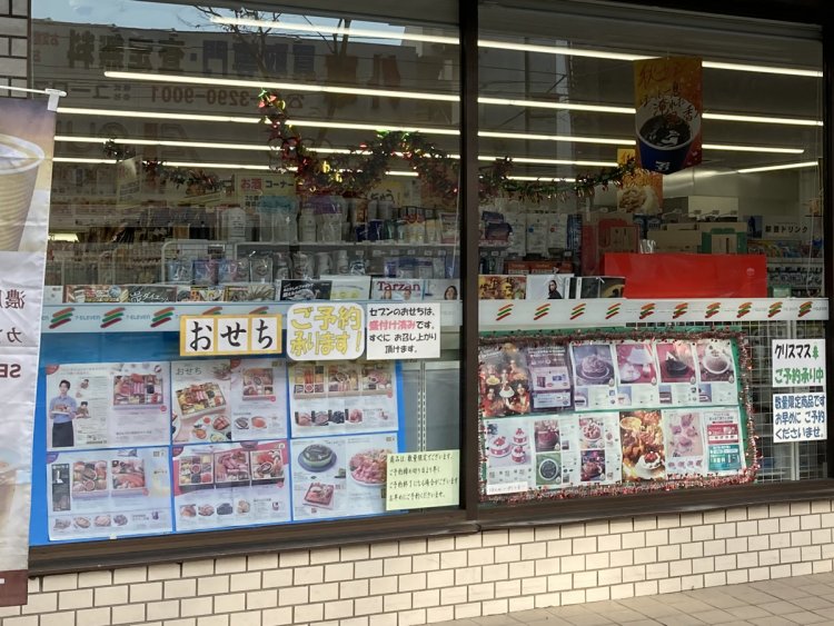 単にパンフレットを並べているだけのように見えるが、モールで周囲を飾るなどの工夫が見られる。