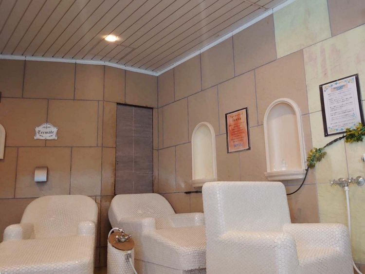 レディーススパにのみ設置されるウォームベッドとウォームチェア。