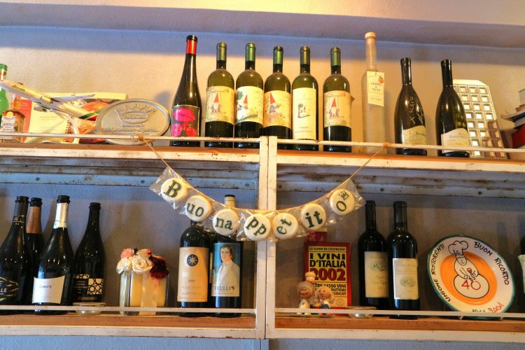 一つひとつ眺めていると心が躍ってくる、素朴で楽しい店内の装飾。