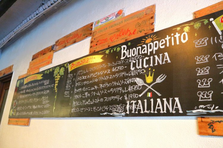 黒板のイラストも、すべて加藤さんが描いたもの。