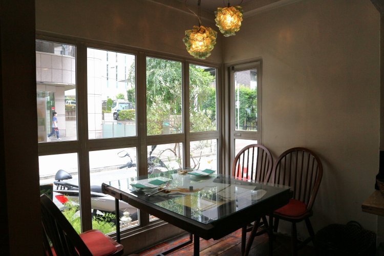 外からたっぷりと光が注ぐ窓辺のテーブル席は、まるで特等席のよう。 テーブルはすべてオーダーメイドというこだわりぶり。