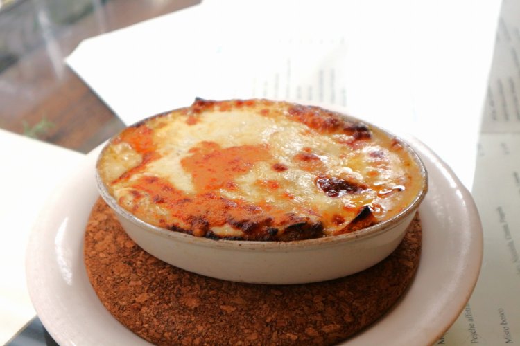 注文してから焼きあげるラザニアは、ぐつぐつと香ばしい香りを漂わせて運ばれてくる。