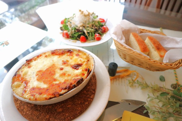 ランチセット1000円は、自家製ドレッシングのサラダとおかわりOKの自家製フォカッチャ付き。