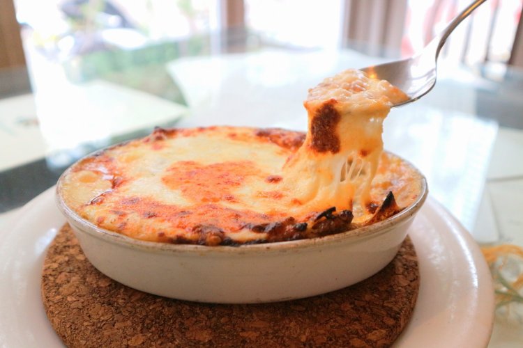 焦げ目のついた伸びるチーズの下からは、ホワイトソースがあふれ出す。