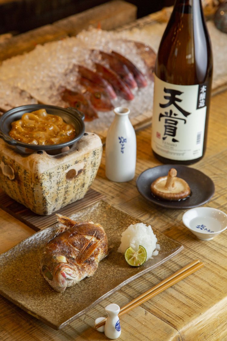 のどぐろ塩焼き5990円、月夜野どんこしいたけ1個340円、「天賞」（お猪口90ml）590円など。