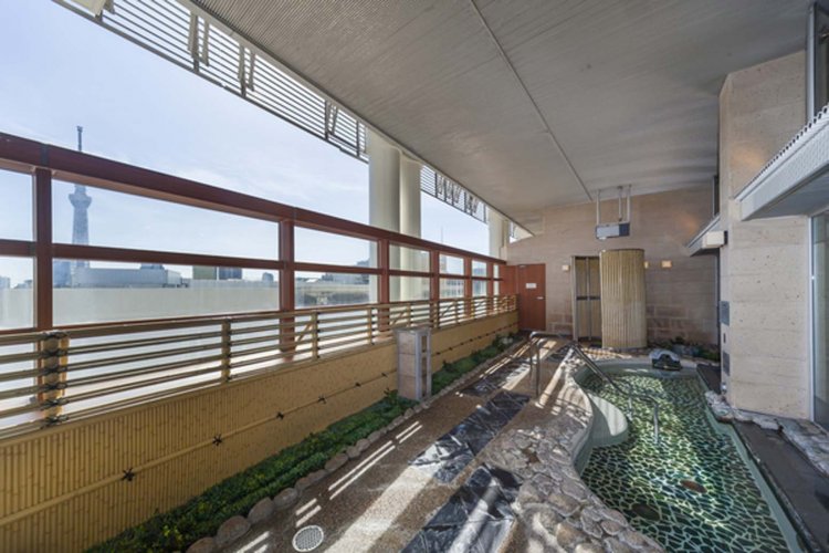 都市部の温浴施設で東京スカイツリーを眺められるところは意外と少ないが、間近に眺められる。