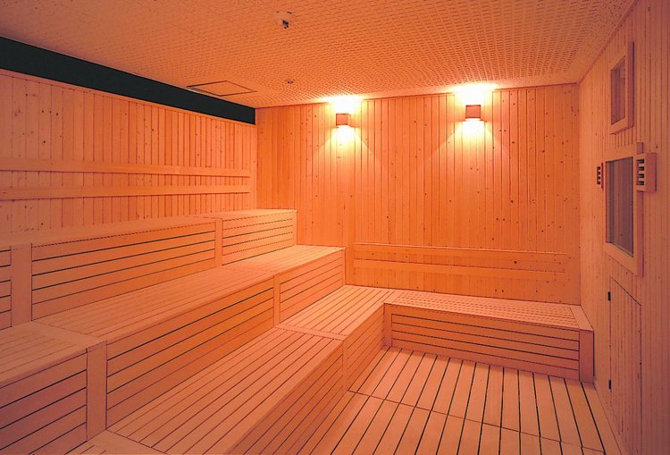 テレビを見ながら利用できるドライサウナのフィンランドサウナ。96℃前後の高温だ。