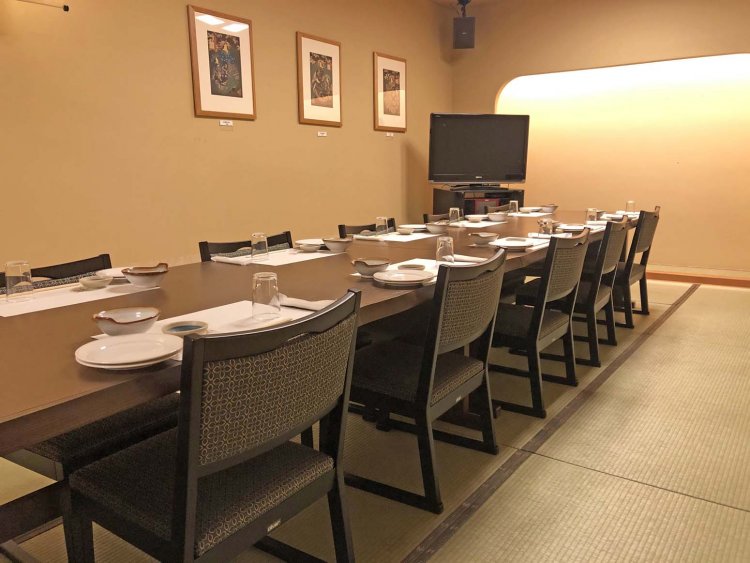 食事処『築地の宴 源ちゃん』にはグループ利用に最適な個室が4室ある。